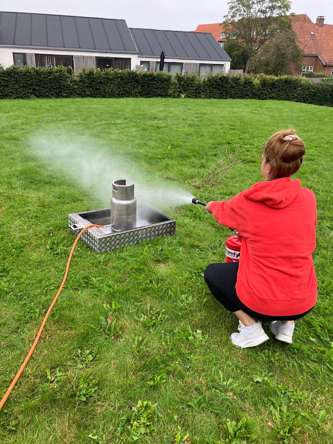 Deltager slukker brand med pulverslukker
