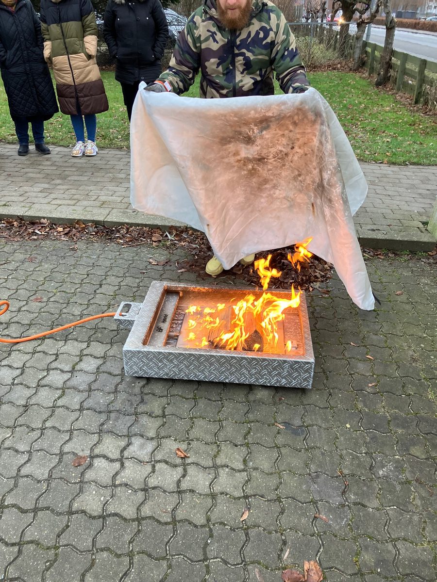 Brandtæppe bruges til at kvæle ild